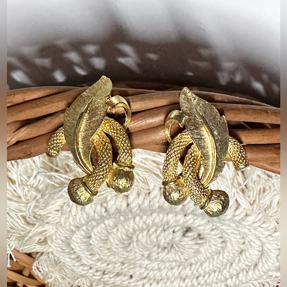 CHIC & Sophisticated VTG Gold Decorative Leaf Clip-Ons Hallmark Stamped Pat Pend